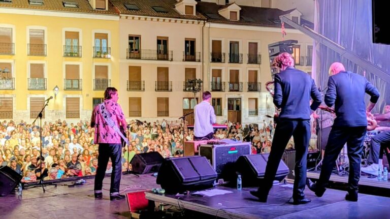 Actuación de Doctor Velvet en un concierto en Palencia.