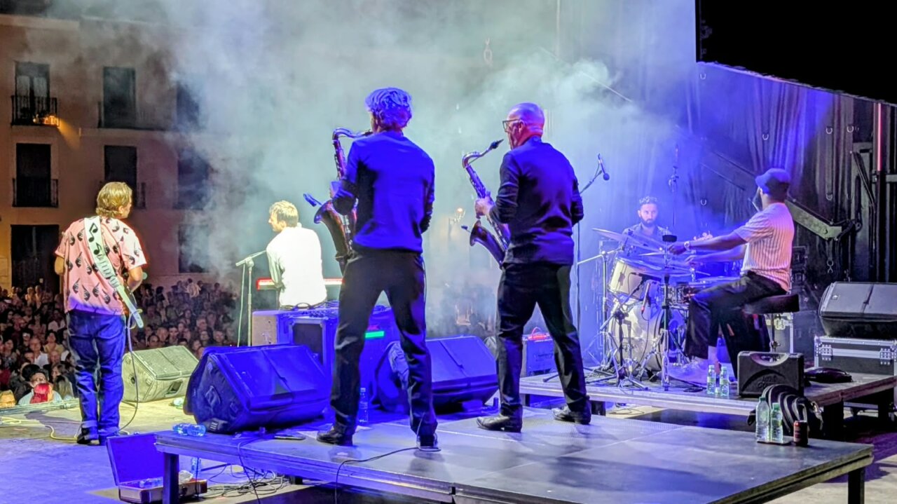 Actuación de Doctor Velvet en el festival San Antolín con público presente