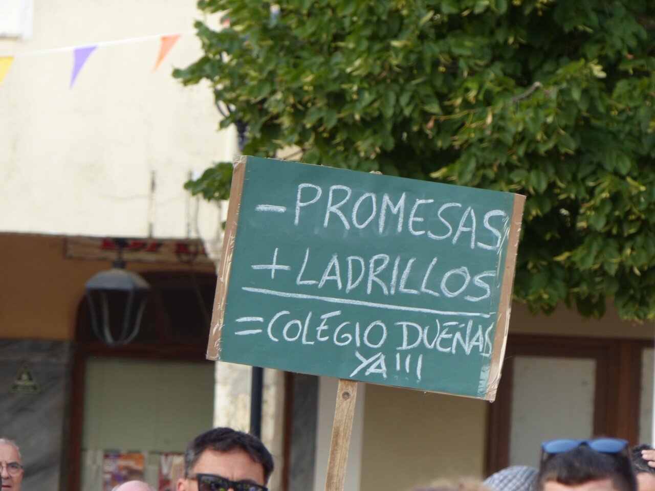 Cartel en manifestación pidiendo un nuevo colegio en Dueñas