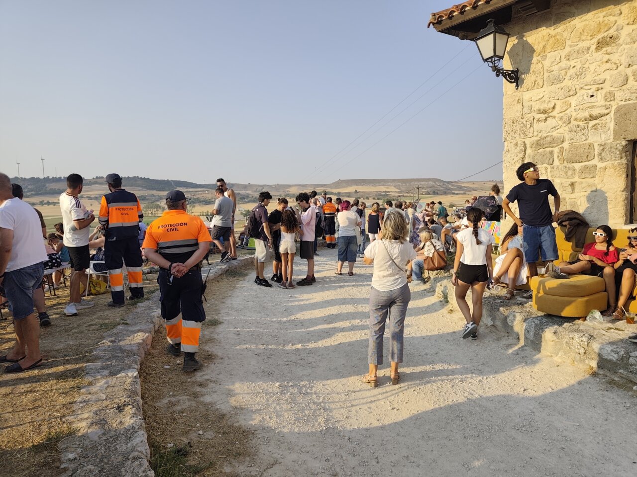 Personas disfrutando del eclipse total de sol en Baltanás