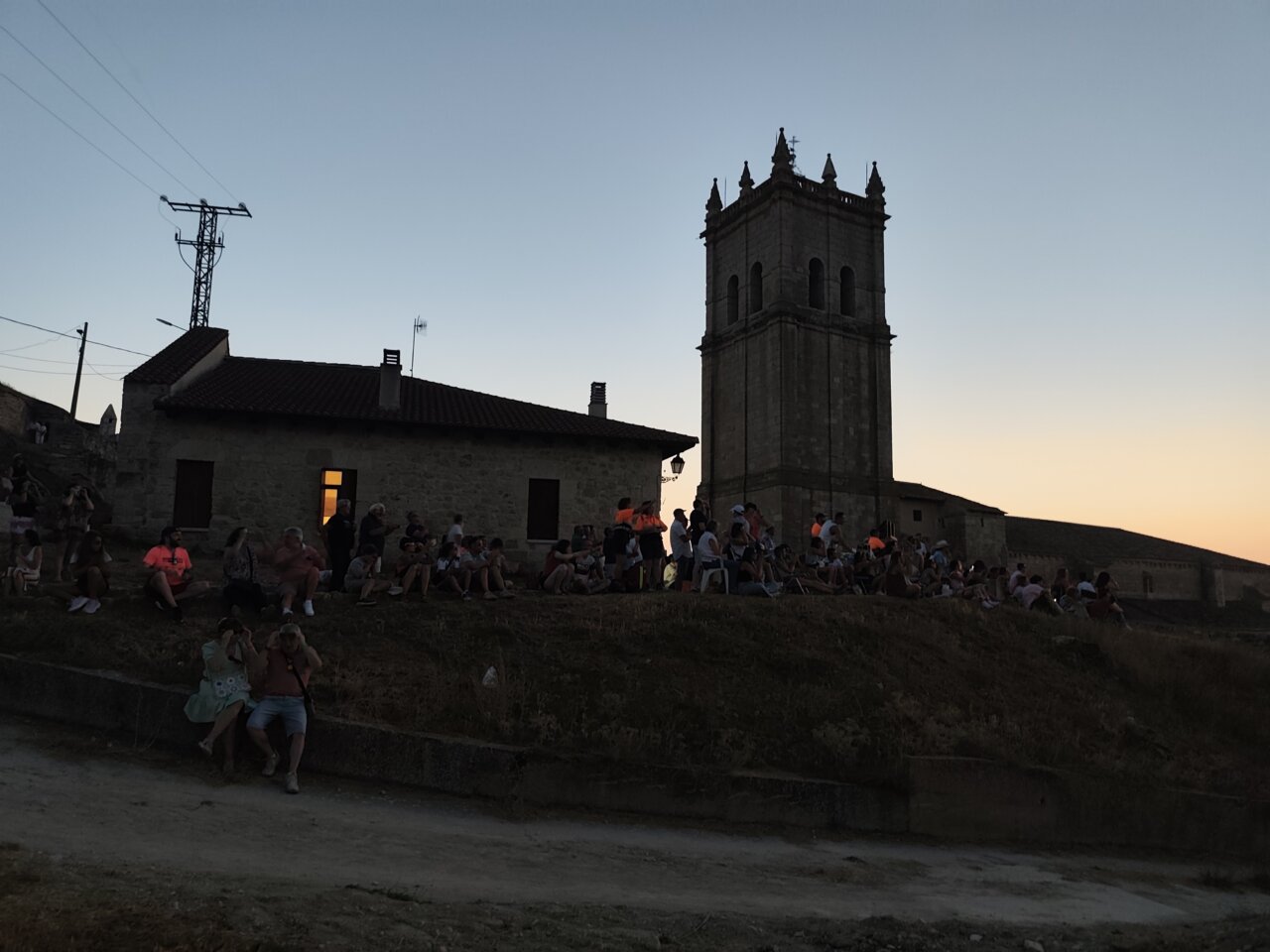 Personas disfrutando del eclipse total de sol en Baltanás