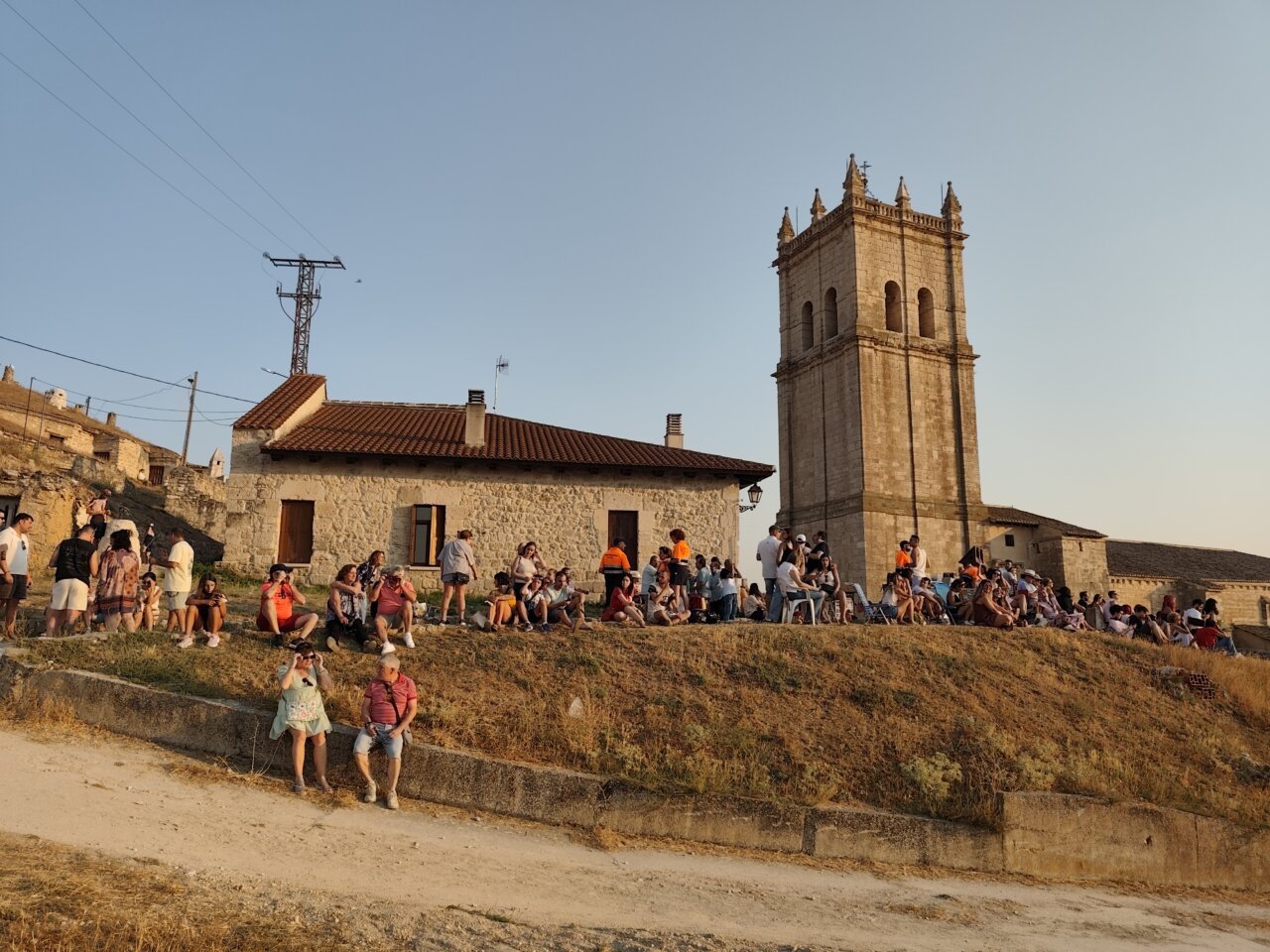 Personas disfrutando del eclipse total de Sol en Baltanás, Palencia.