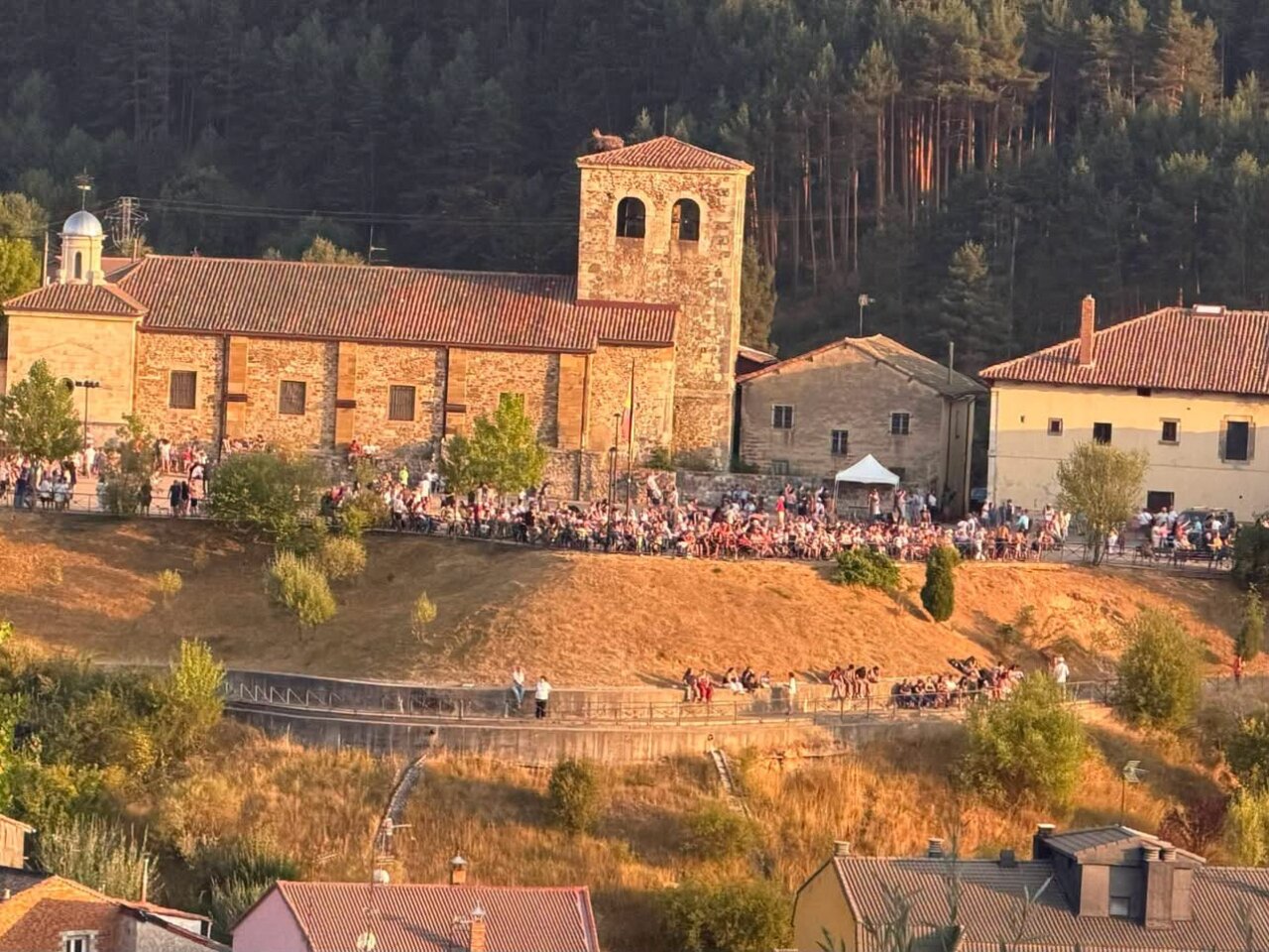 Multitud de personas observando un eclipse en Guardo, Palencia.
