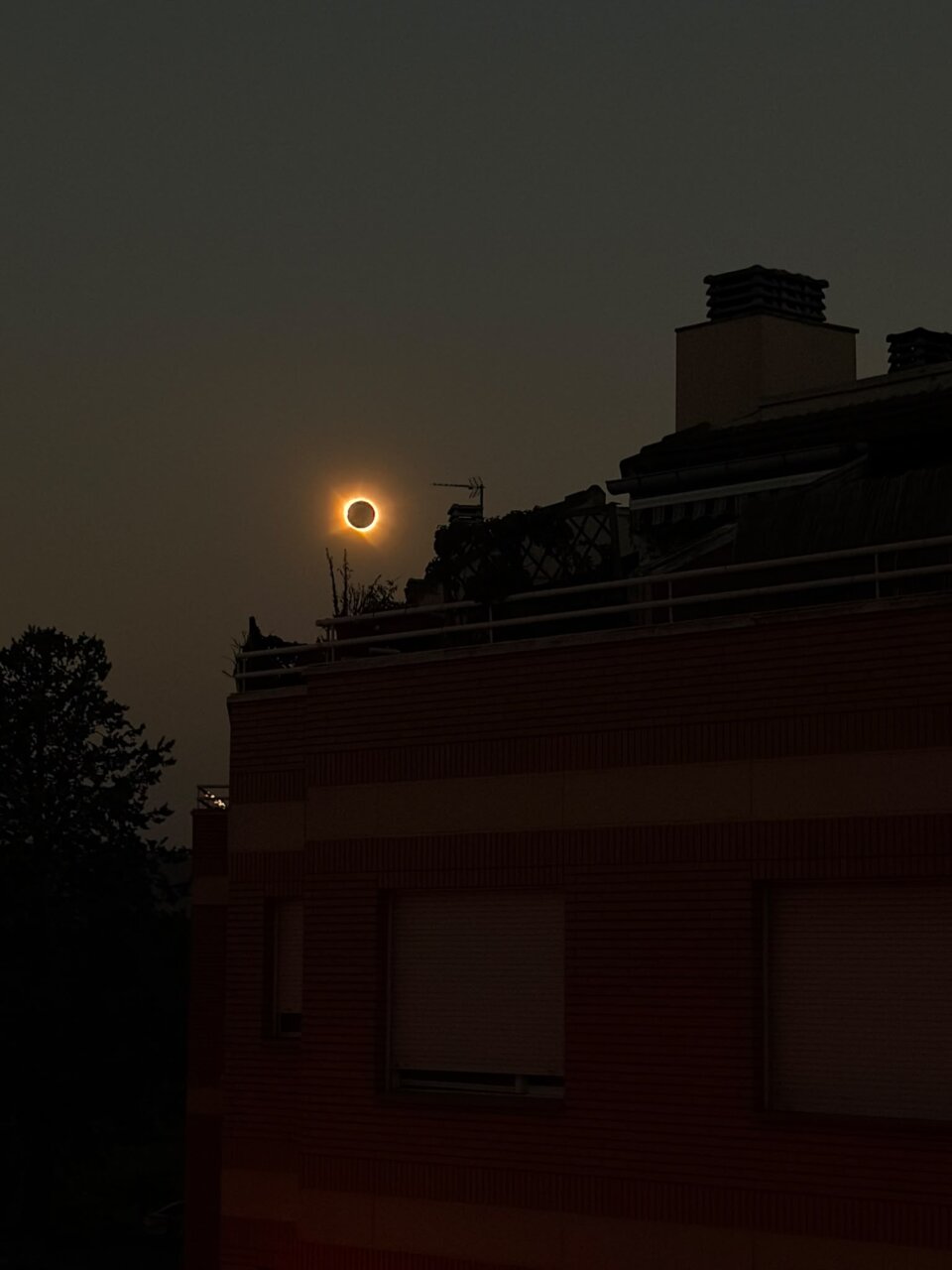 Eclipse total de Sol visto desde un edificio en Palencia