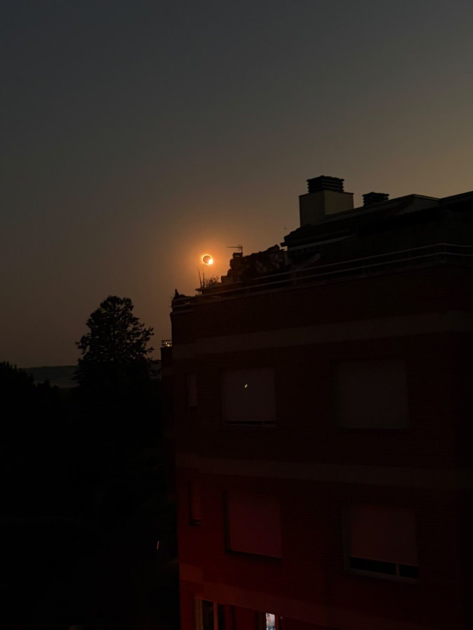 Eclipse total de Sol visto desde un edificio en Palencia