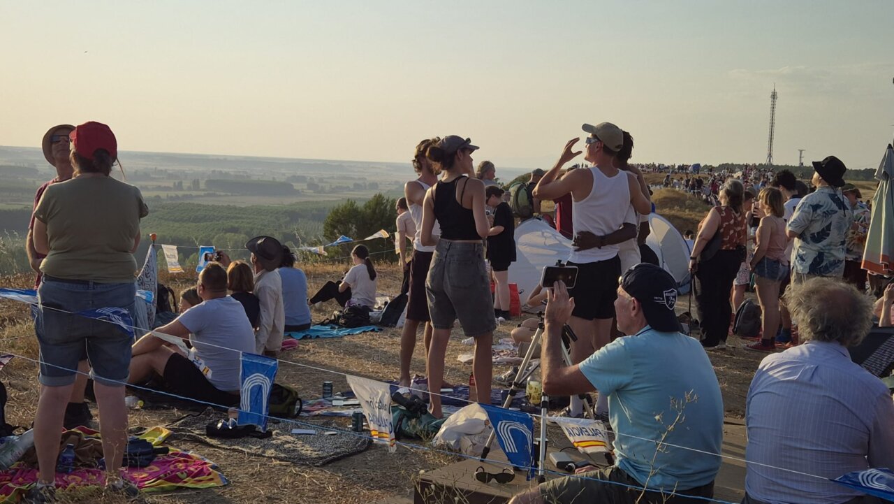 Personas disfrutando del eclipse total de Sol en Saldaña, Palencia.