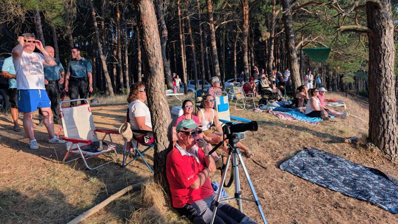 Personas observando el eclipse total de Sol en Saldaña, Palencia.