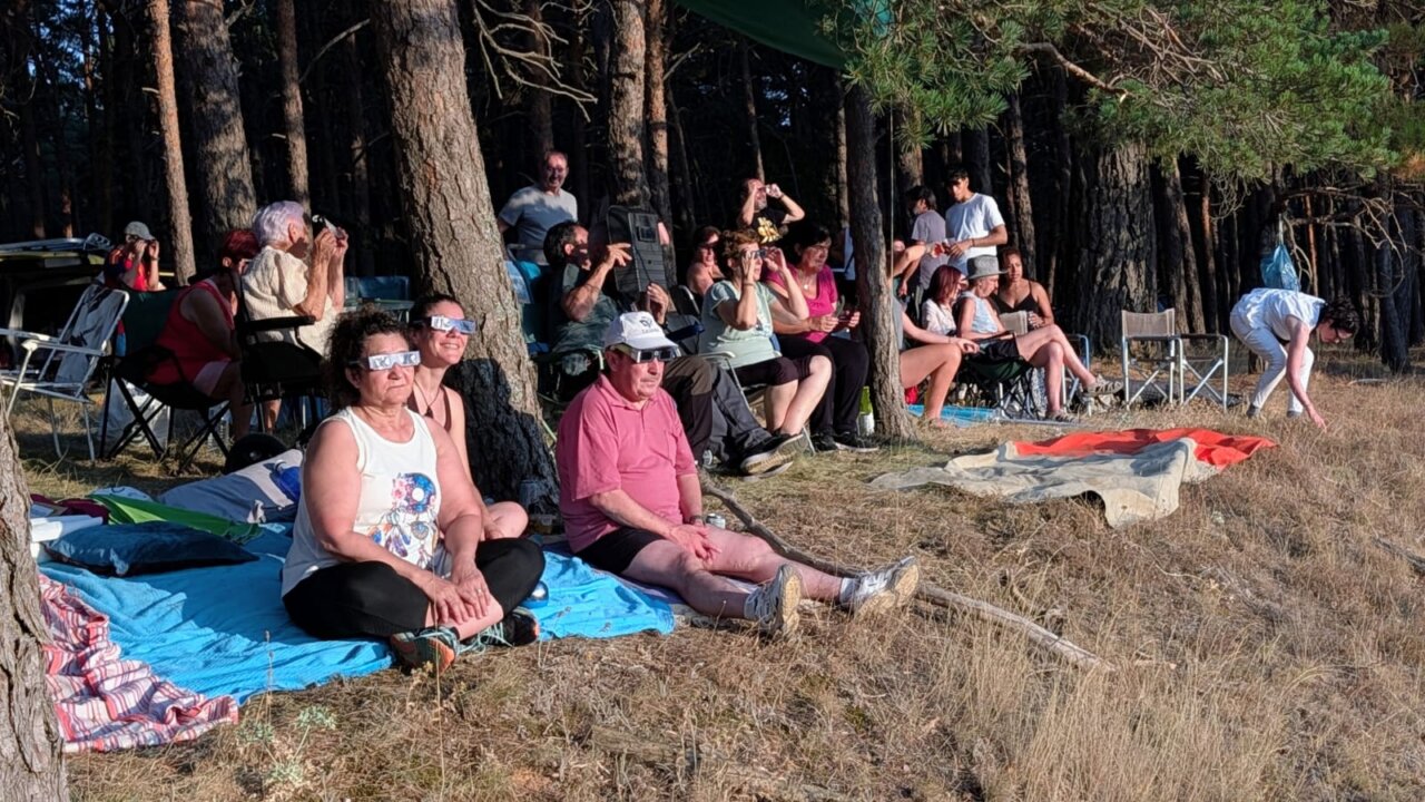 Personas observando un eclipse solar en Saldaña, Palencia.