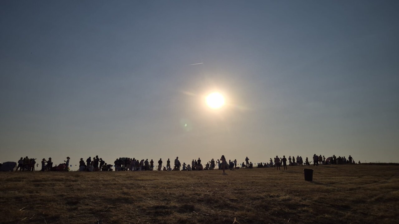 Personas observando un eclipse total de Sol en Saldaña, Palencia.