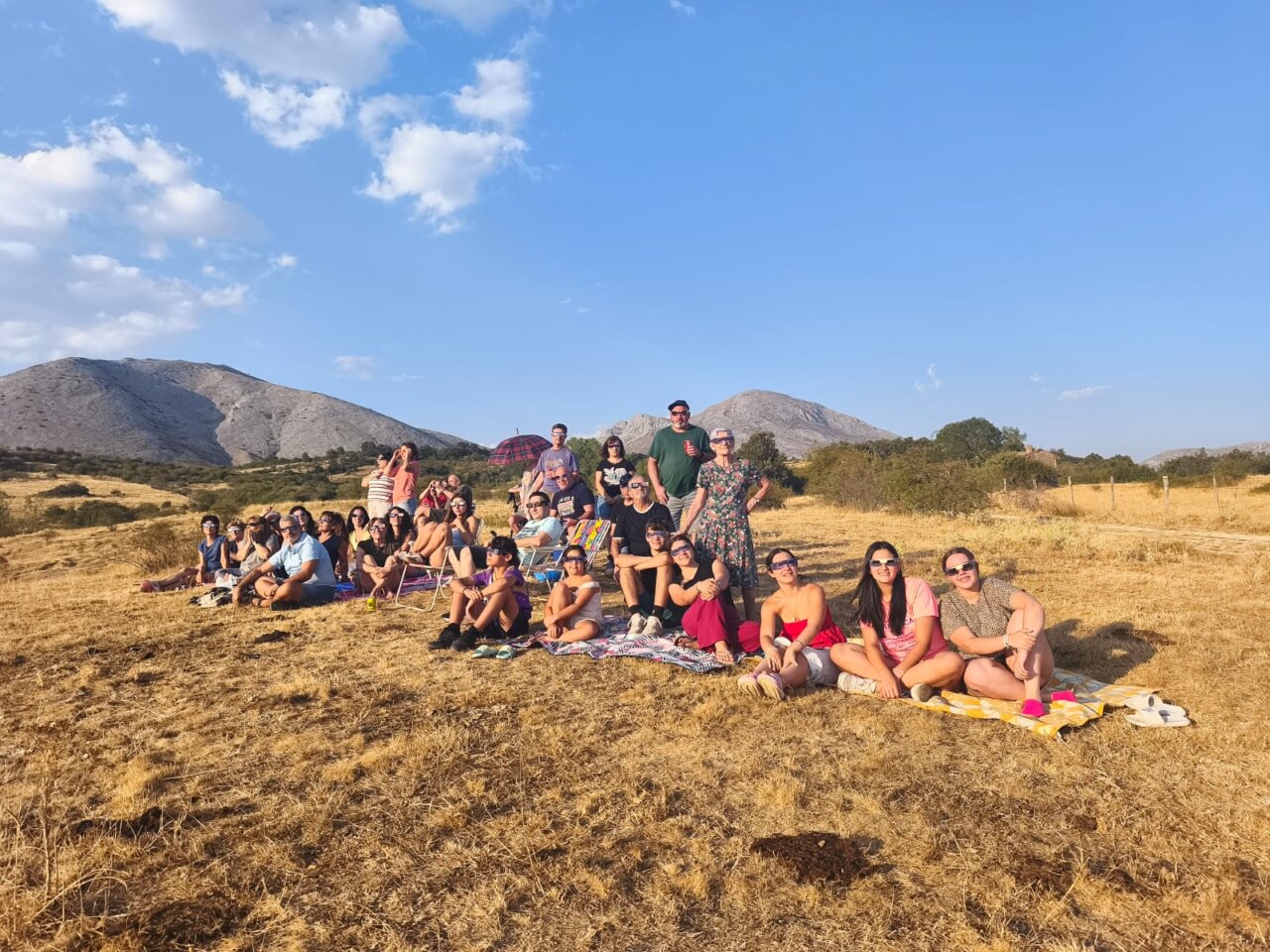 Grupo de personas disfrutando del eclipse total de Sol en Santibáñez