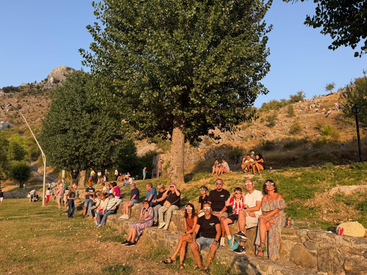 Grupo de personas disfrutando del eclipse total de Sol en Velilla del Río Carrión
