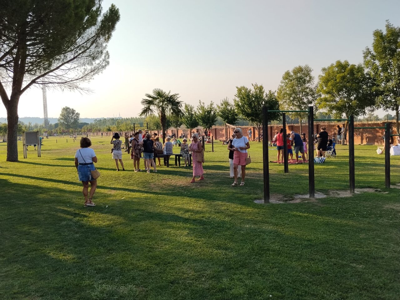 Personas disfrutando del eclipse total de Sol en un parque de Palencia.