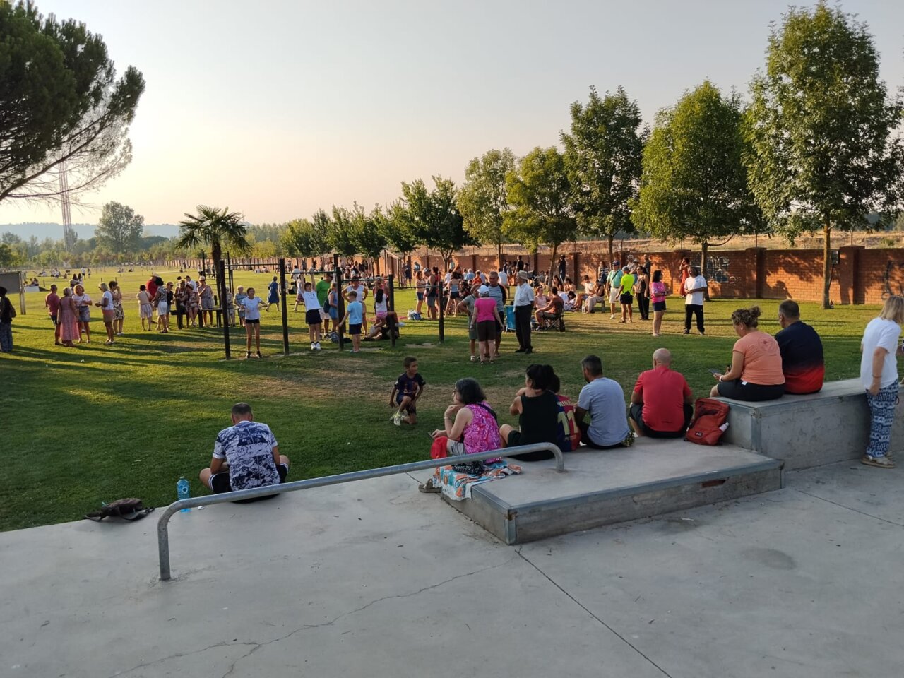 Multitud de personas disfrutando del eclipse total de Sol en un parque en Palencia
