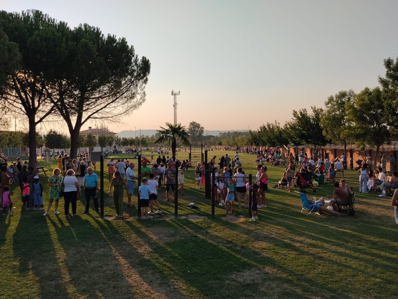 Multitud de personas disfrutando del eclipse total de sol en Venta de Baños