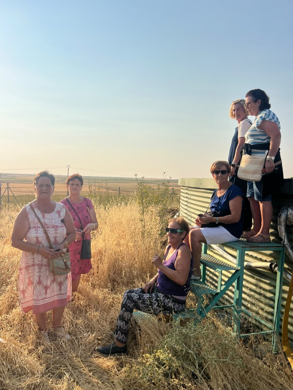 Grupo de personas disfrutando del eclipse total de Sol en Villada