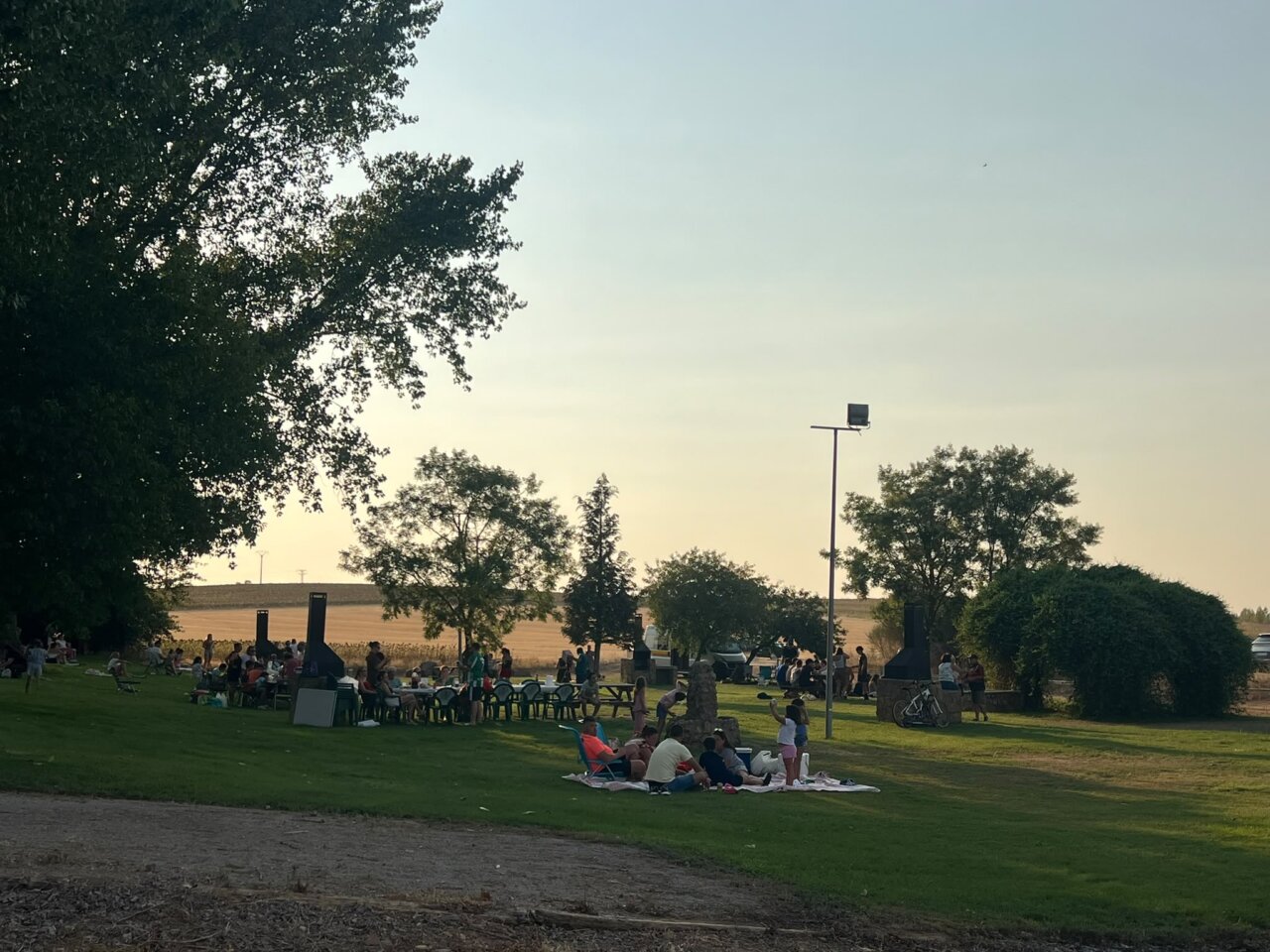 Personas disfrutando del eclipse total de Sol en Villada, Palencia.