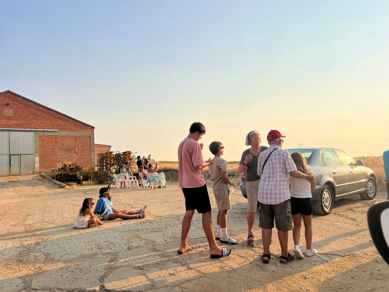 Grupo de personas observando un eclipse total de sol en Villada