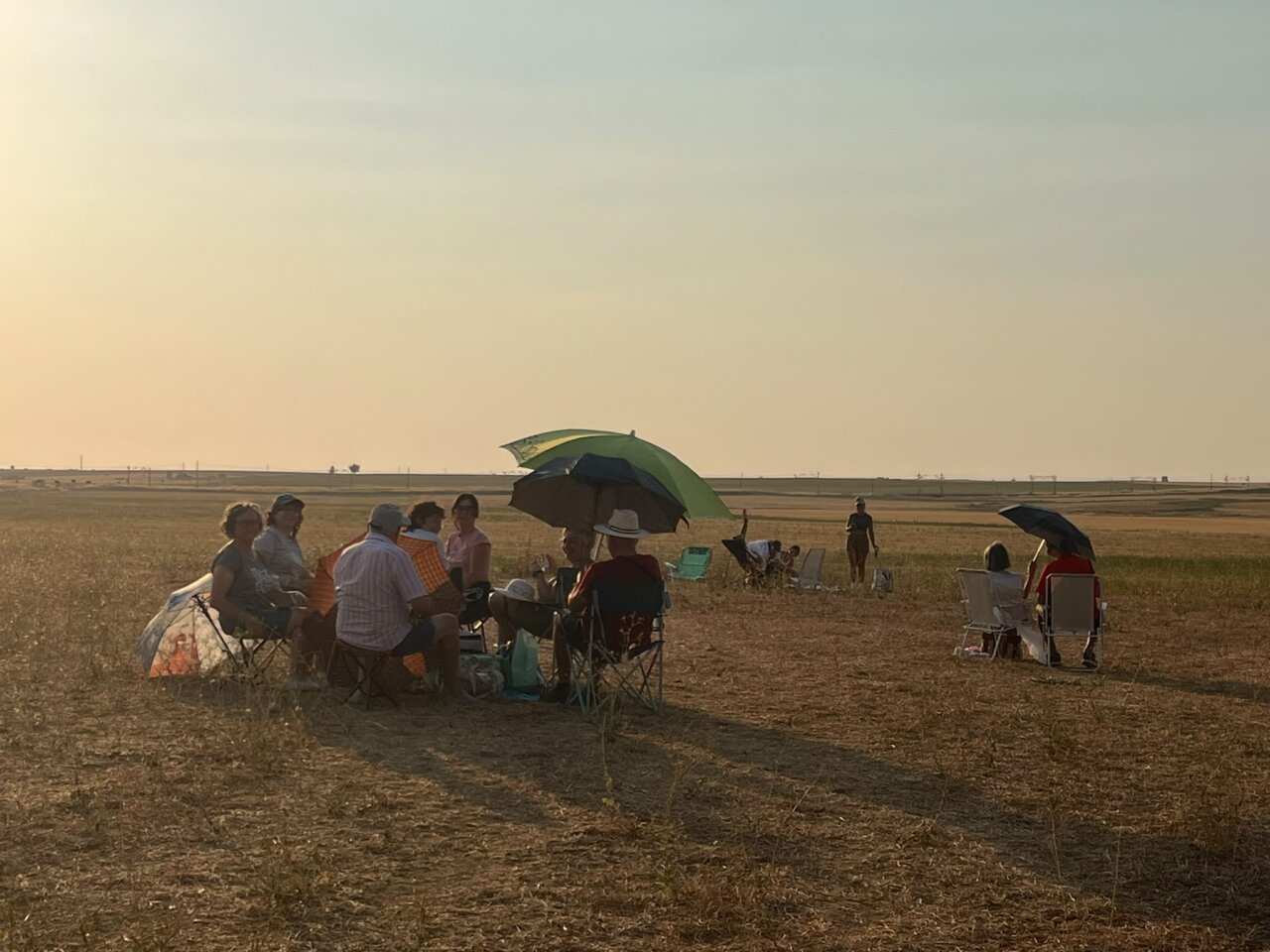 Grupo de personas disfrutando del eclipse total de Sol en un campo en Palencia