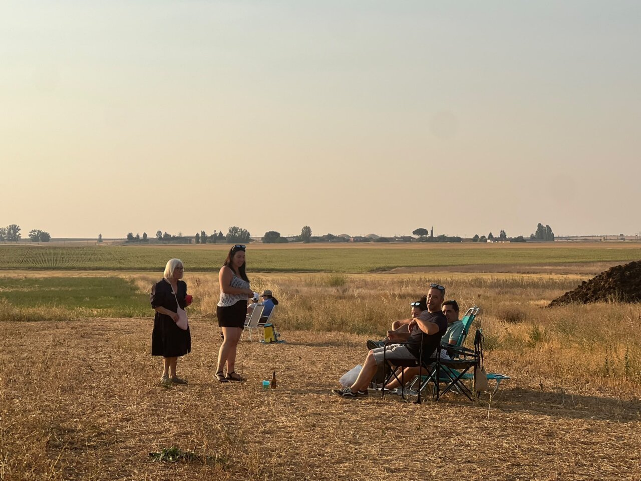 Personas disfrutando del eclipse total de Sol en Villada, Palencia.