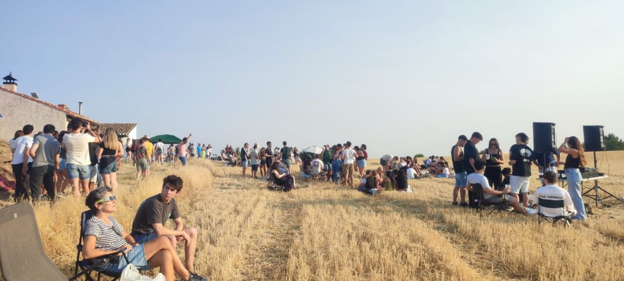 Multitud de personas disfrutando del eclipse total de Sol en Villaherreros