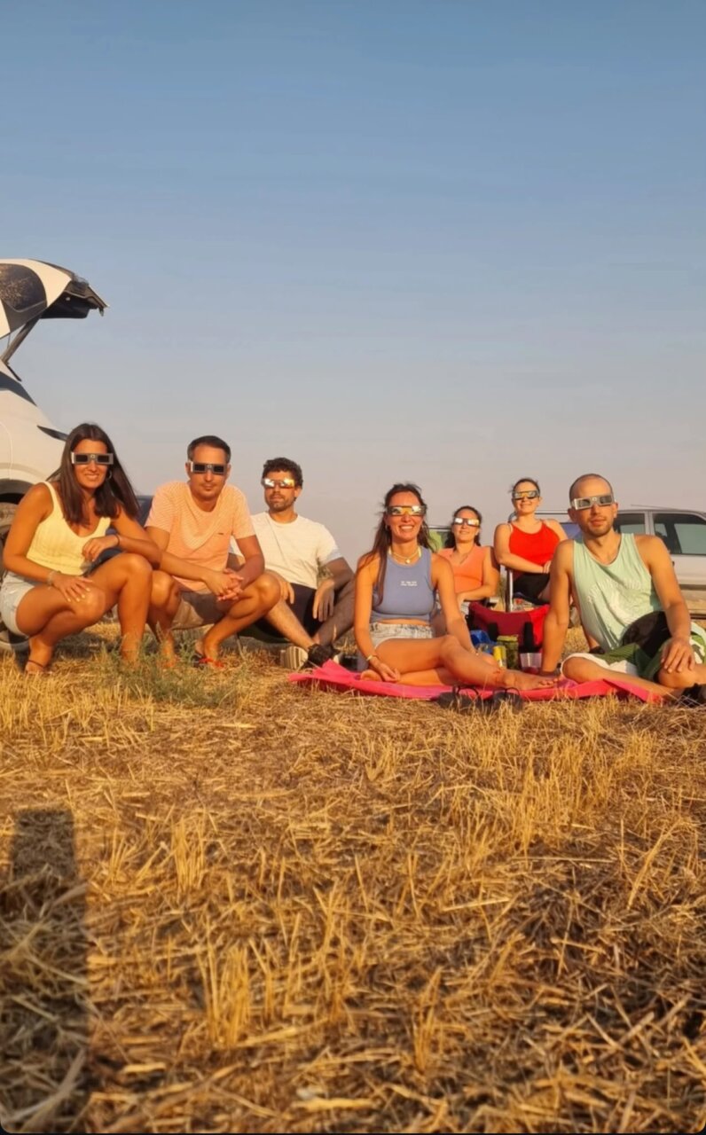 Grupo de personas observando un eclipse solar en Villaviudas