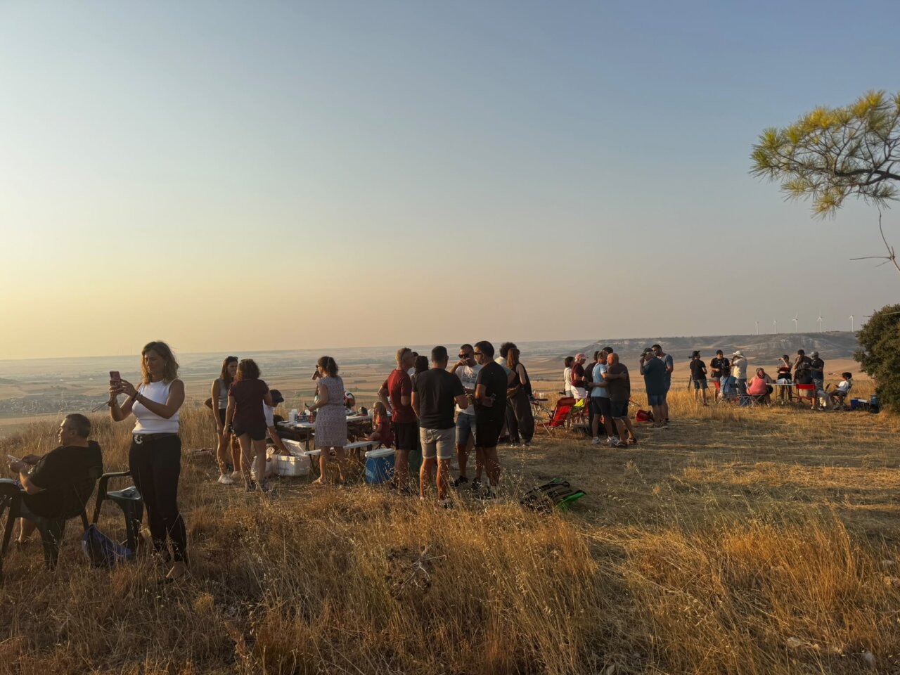 Personas disfrutando del eclipse total de Sol en Villaviudas