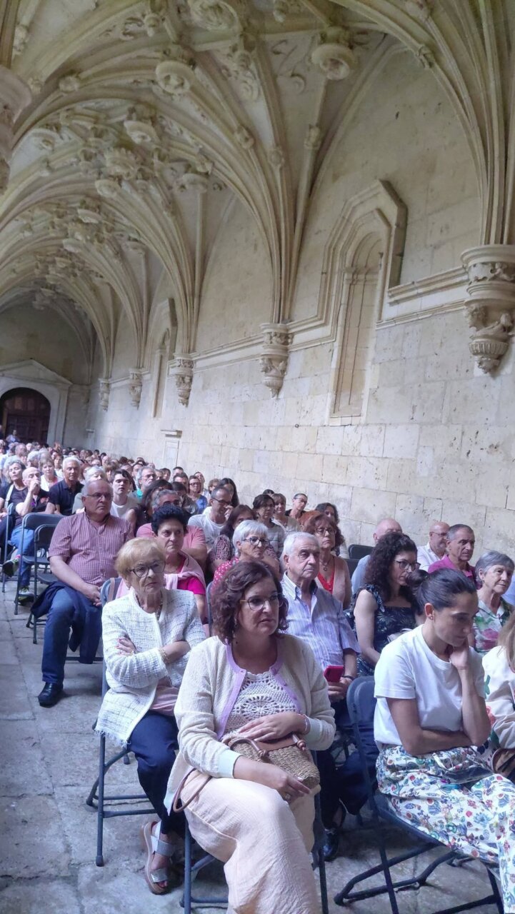 Asistentes al concierto en el claustro del Monasterio de San Zoilo