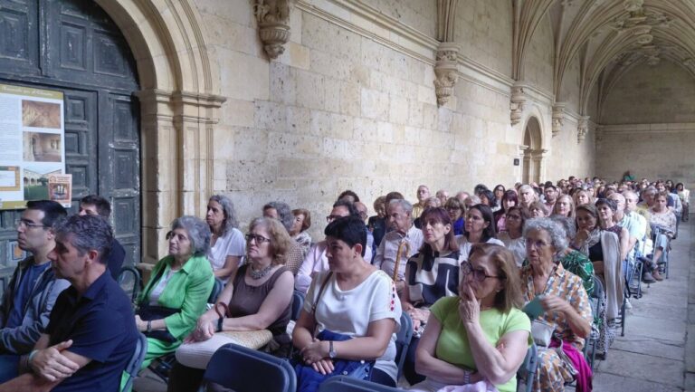 Público disfrutando del concierto en el Monasterio de San Zoilo