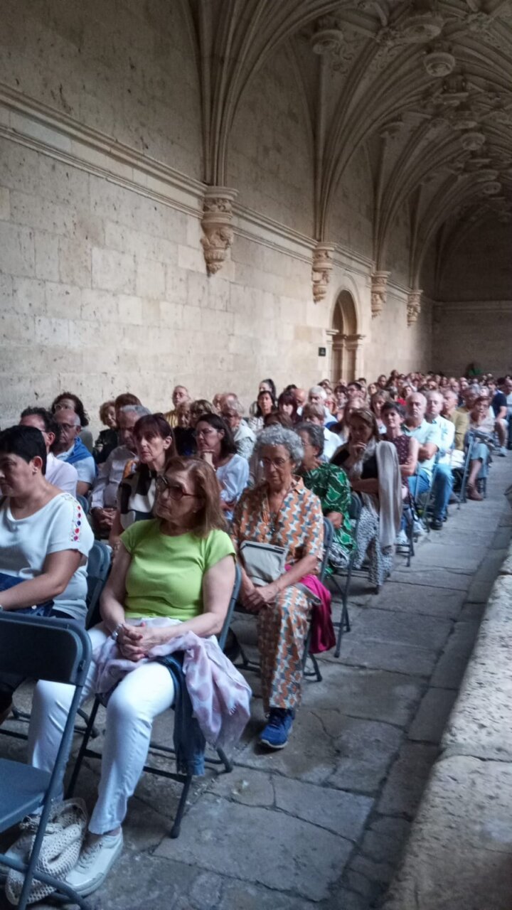 Asistentes al concierto en el claustro del monasterio de San Zoilo