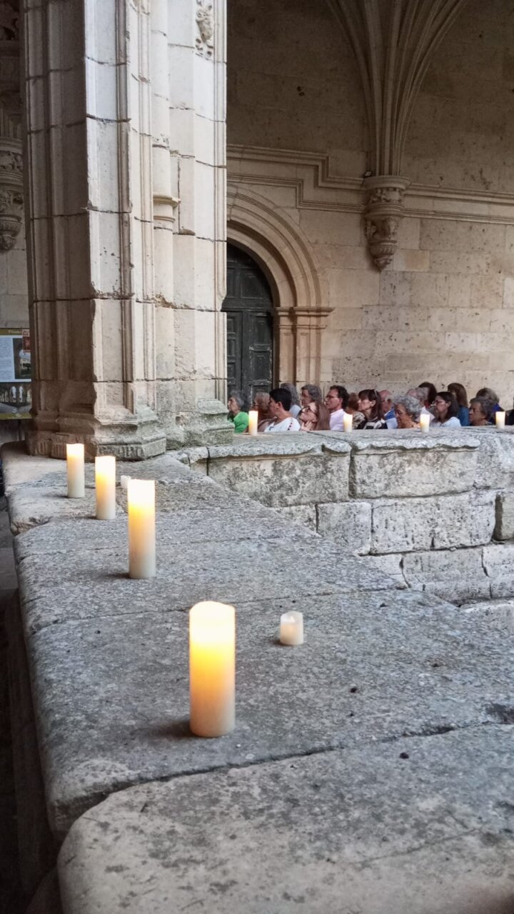 Asistentes al concierto en el claustro del Monasterio de San Zoilo