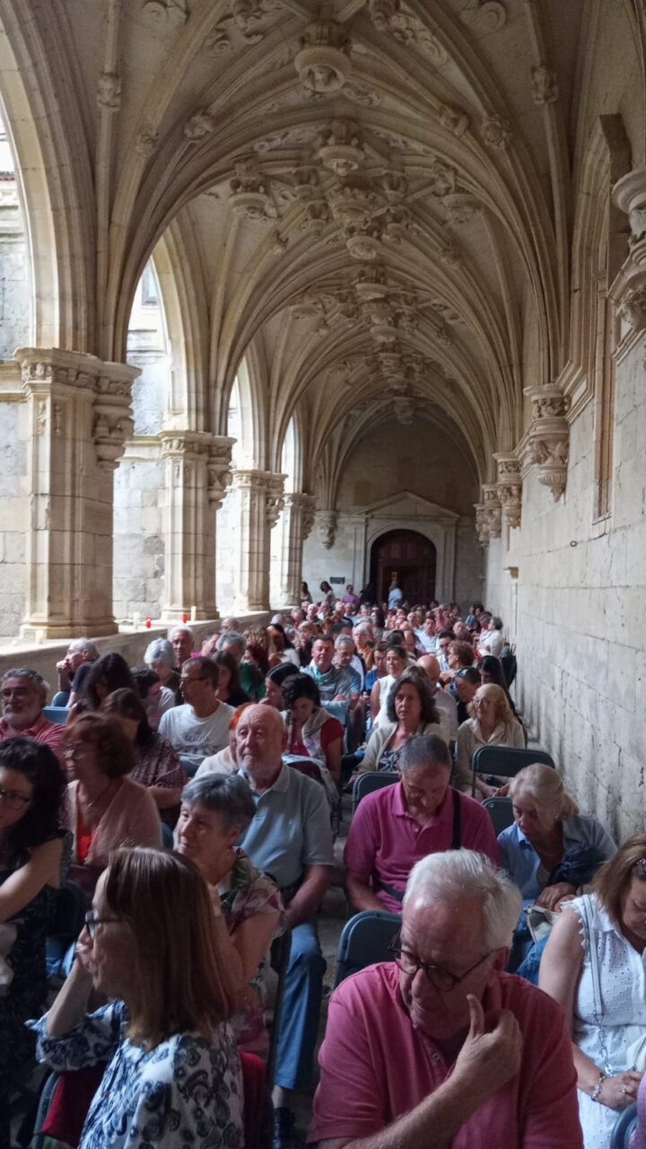 Público disfrutando del concierto en el Monasterio de San Zoilo