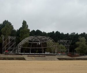 Escenario en construcción para el evento Música en la Montaña Palentina