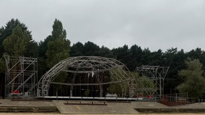 Escenario en construcción para el evento Música en la Montaña Palentina