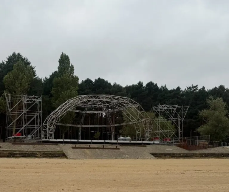 Escenario en construcción para el evento Música en la Montaña Palentina