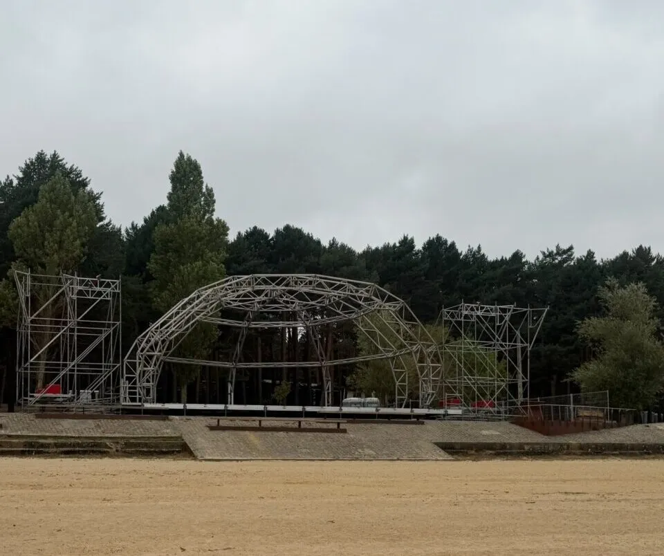 Escenario en construcción para el evento Música en la Montaña Palentina