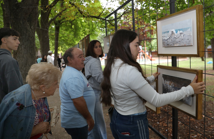 Visitantes observando obras de arte en Expo Aire en Palencia