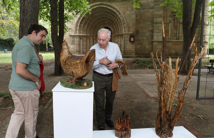 Dos hombres observando esculturas en la exposición Expo Aire en Palencia.