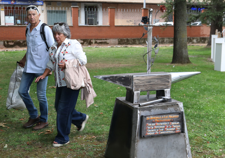 Visitantes observando una escultura en Expo Aire en Palencia