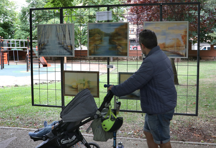 Visitante observando obras de arte en la Huerta de Guadián