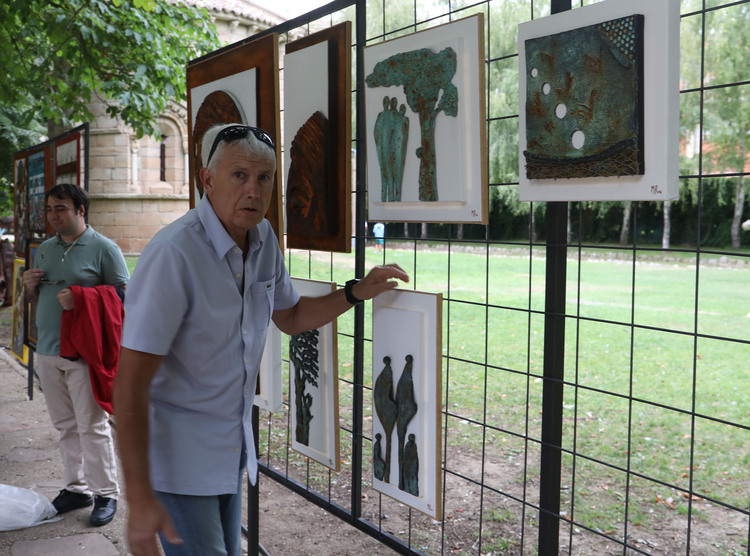 Artista observando obras en la galería al aire libre de Expo Aire en Palencia.