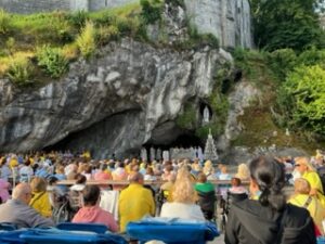 Grupo de personas en la visita al Santuario de Lourdes