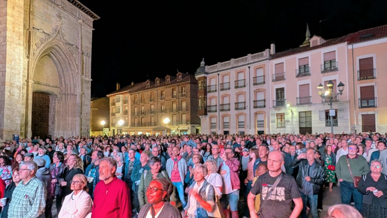 Multitud disfrutando del concierto de Gonzalo Hermida en Palencia.