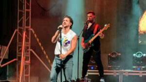 Gonzalo Hermida cantando en un concierto en Palencia