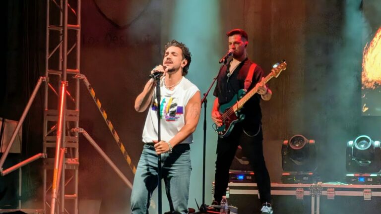 Gonzalo Hermida cantando en un concierto en Palencia