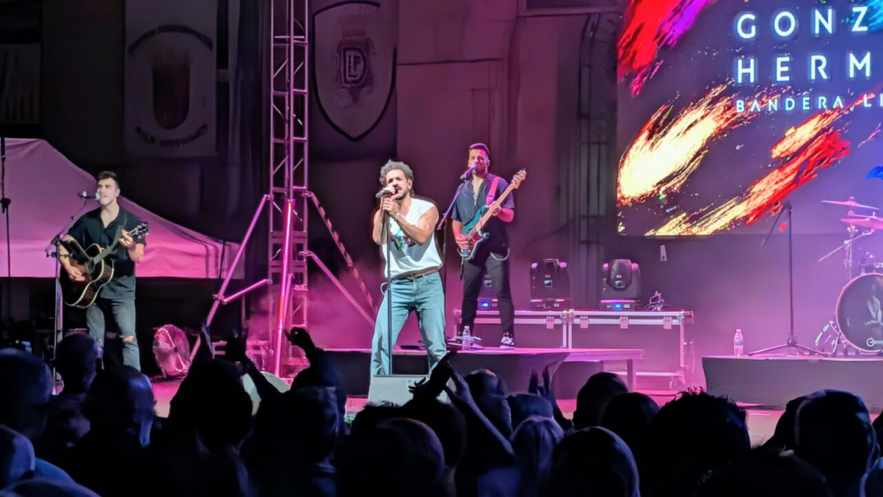 Gonzalo Hermida cantando en concierto en Palencia durante San Antolín