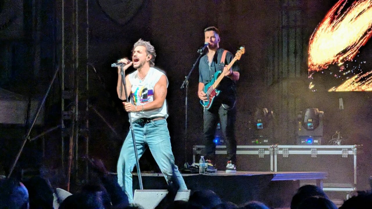 Gonzalo Hermida cantando en un concierto en Palencia