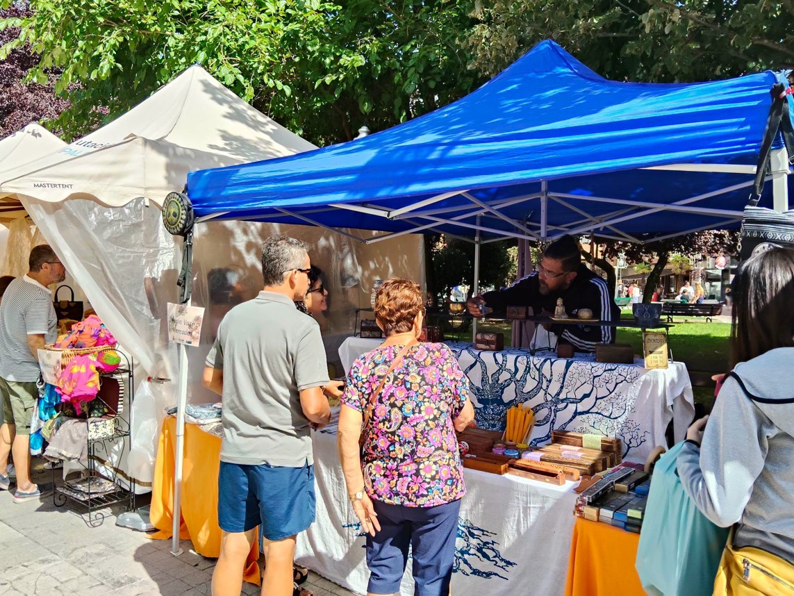 Personas en un mercado al aire libre en Guardo