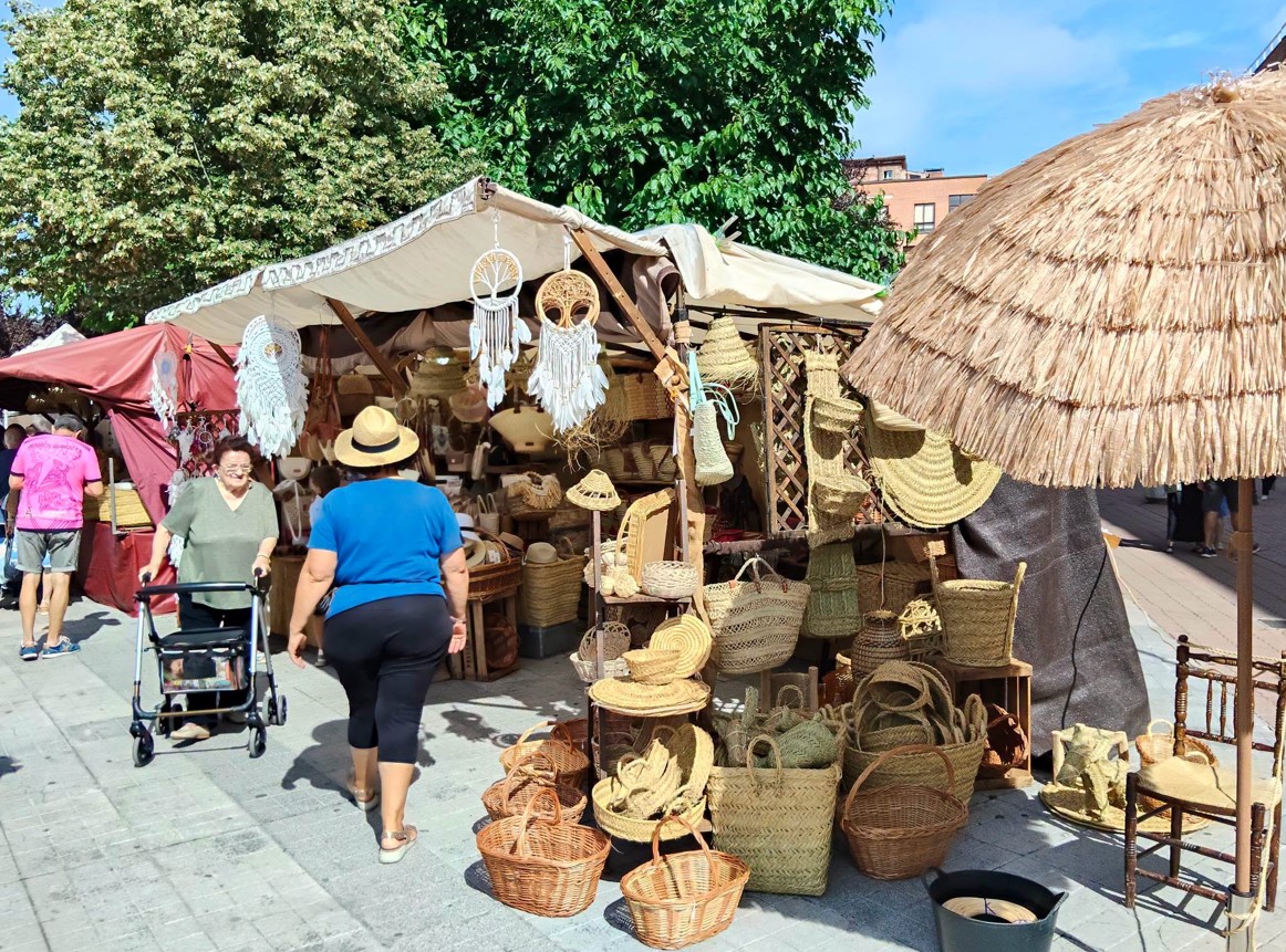 Puestos de artesanía en la Feria del Camino Olvidado en Guardo