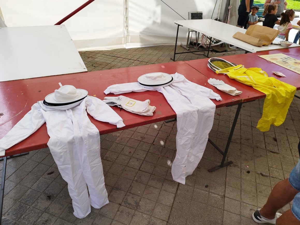 Vestimenta y accesorios exhibidos en la Feria del Camino Olvidado en Guardo