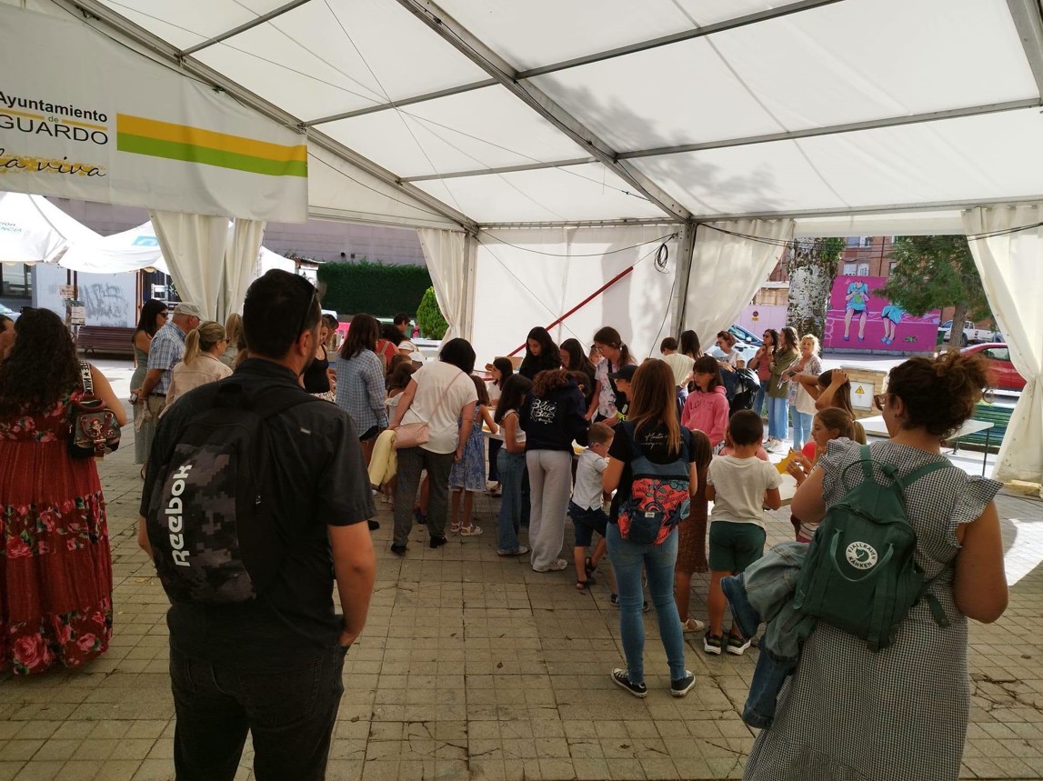 Gente disfrutando de la Feria del Camino Olvidado en Guardo